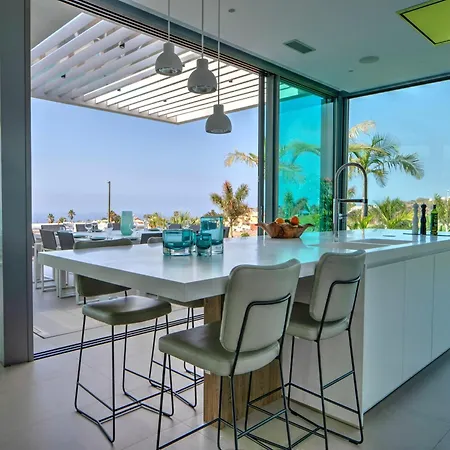 Christal Pool & Sea View Vila *